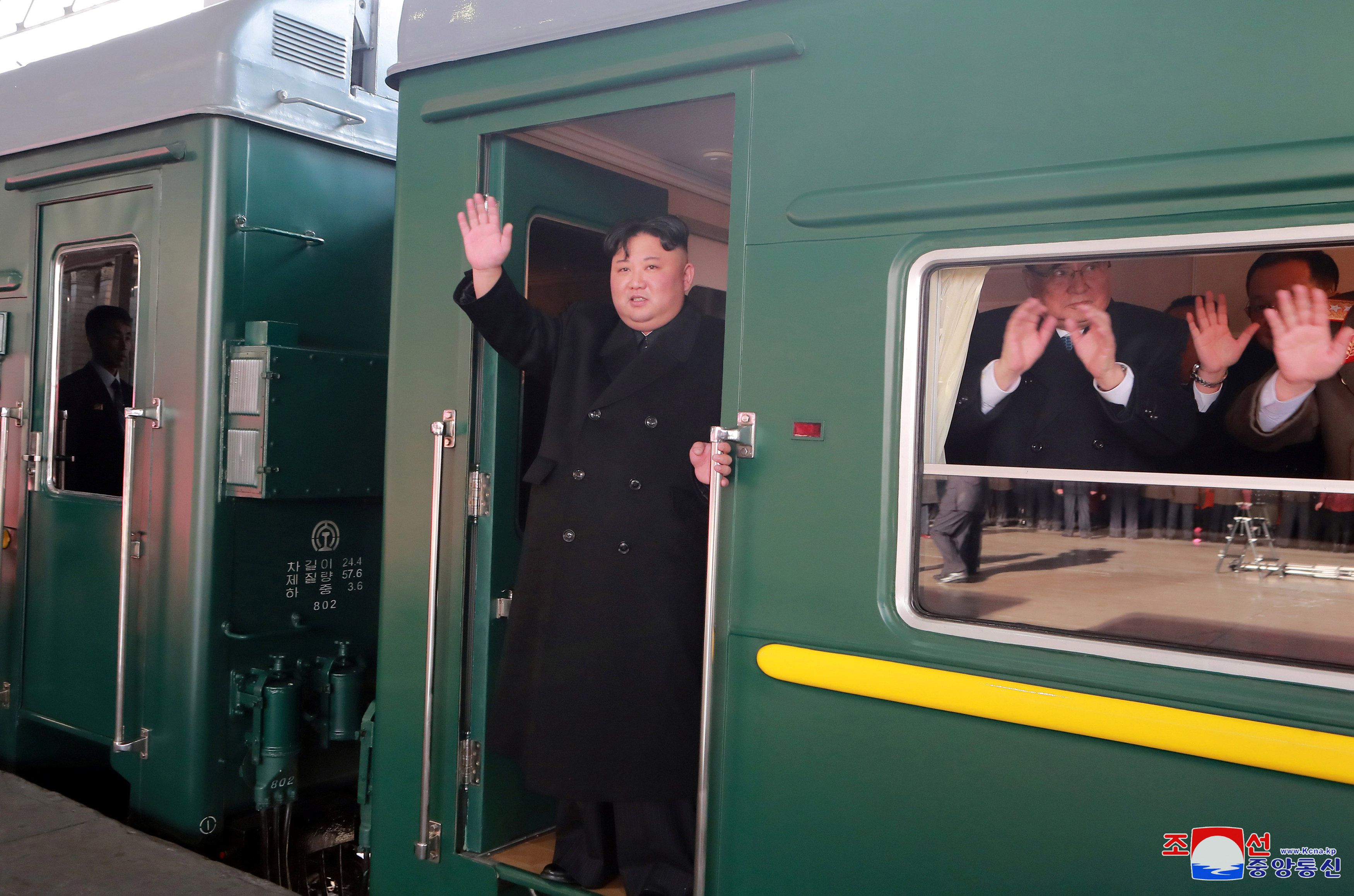 El líder norcoreano Kim Jong Un saluda desde un tren (Reuters)