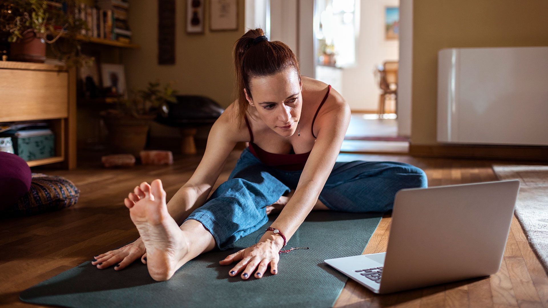 Practicar yoga favorece la relajación y el efecto se puede medir en los niveles de cortisol, una de las hormonas relacionadas con la respuesta de estrés (Getty Images)
