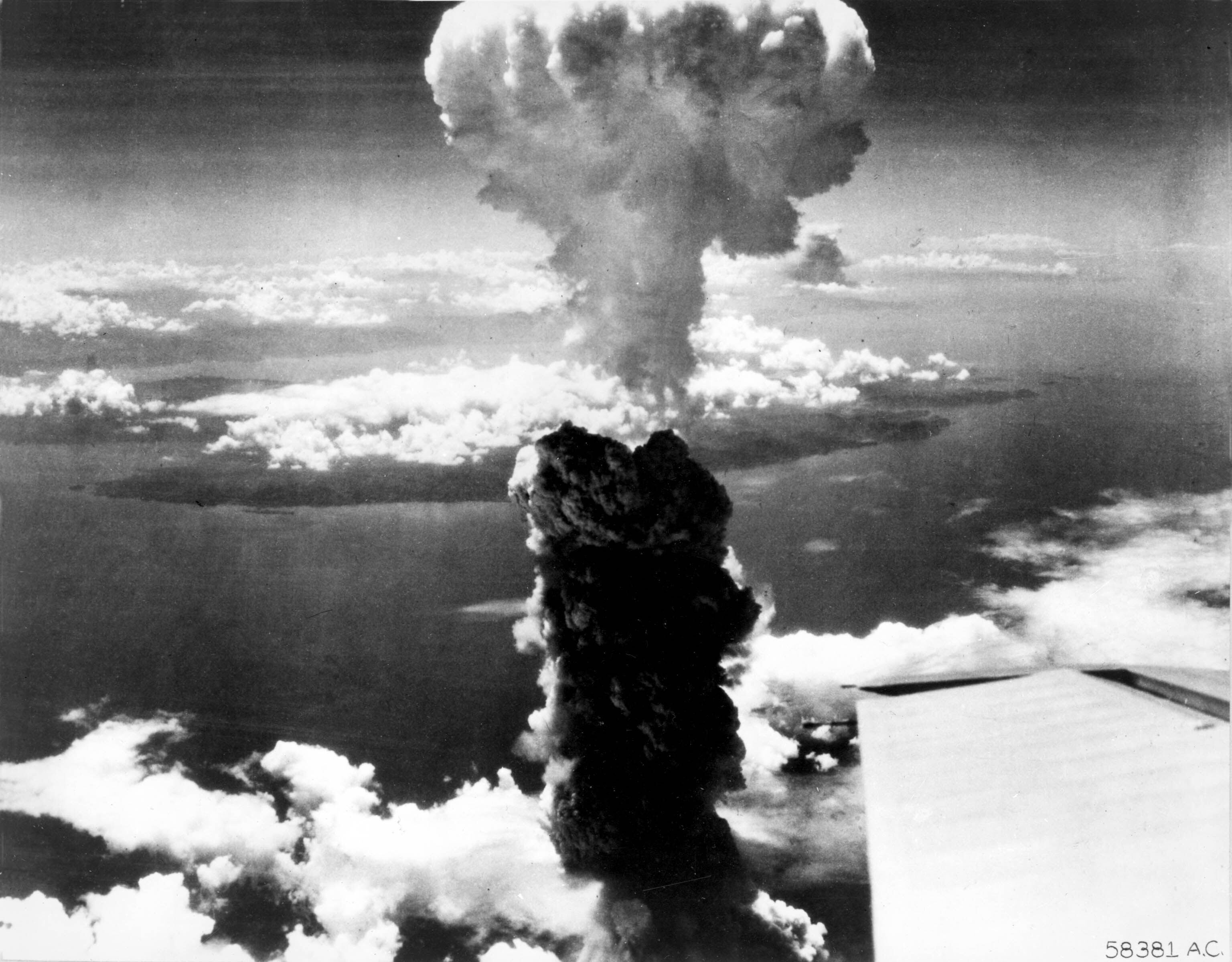 El hongo de humo y escombros se eleva sobre Nagasaki tras la explosión de "Fat Man", el 9 de agosto de 1945 (U.S. Air Force/REUTERS/Archivo)