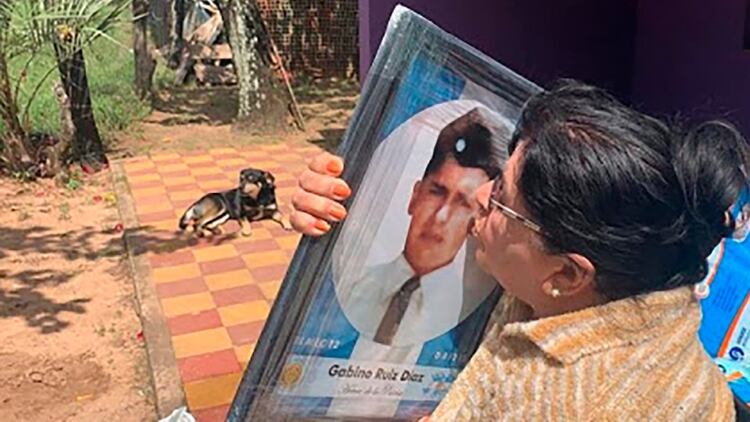 Elma Pelozo, madre de un soldado caído en Malvinas, besa el retrato de su hijo, Gabino Ruiz Díaz