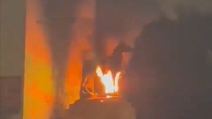 Hacia las 11:20 de la noche un grupo de ciudadanos quemó la estatua que representa a Simón Bolívar. Foto: Captura de pantalla