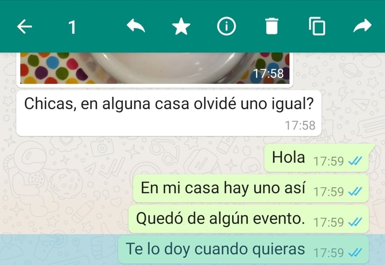 Cómo saber si leyeron tu mensaje en un chat grupal: presioná sobre tu mensaje y luego sobre la letra I que aparecerá en la parte superior. 