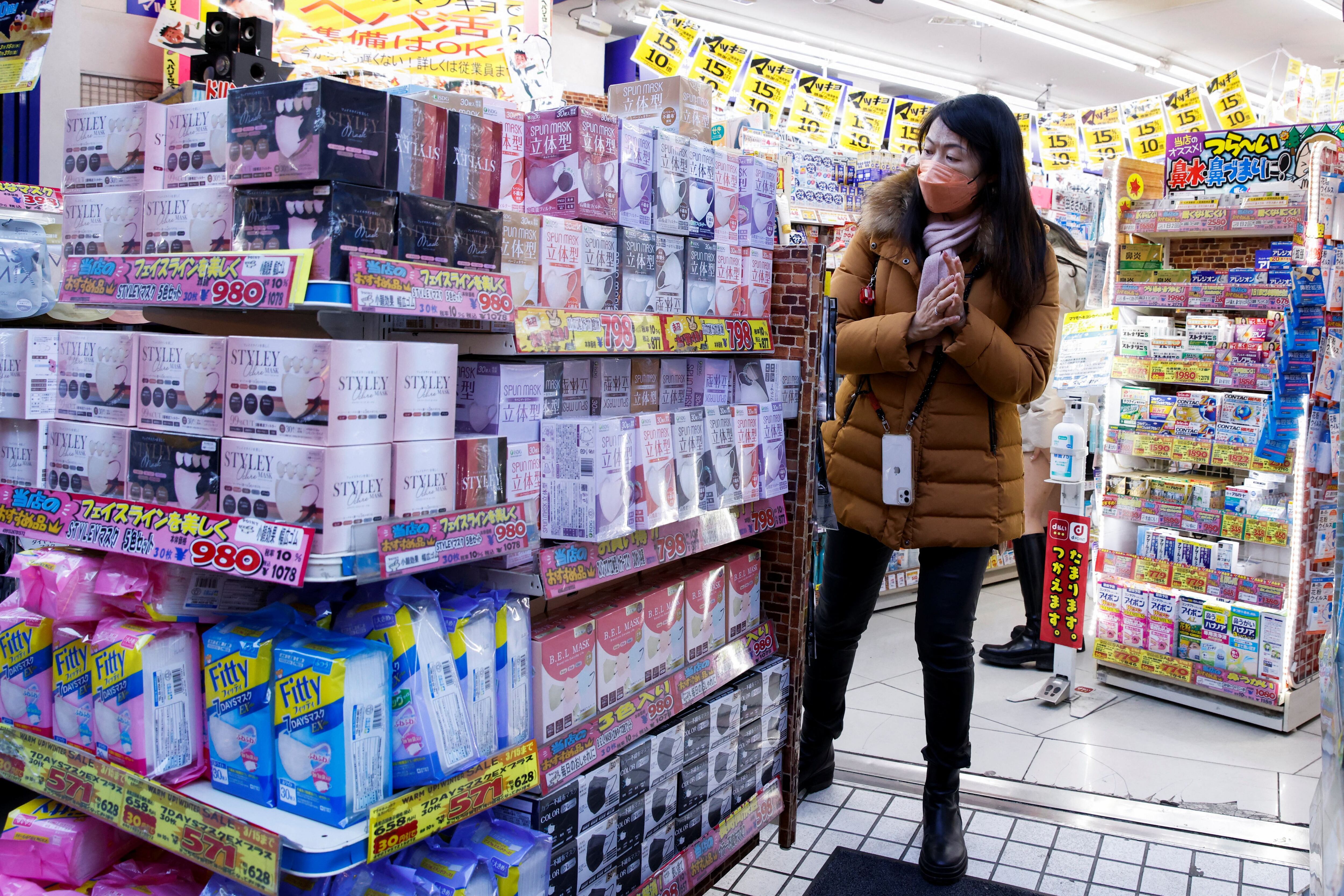 Una mujer compra en una farmacia de un mercado de Tokio (REUTERS/Androniki Christodoulou/Archivo)