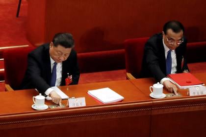 El presidente Xi Jinping y el premier Li Keqiang votan sobre la polémica ley. Pese a las presiones, China aprobó el proyecto (Reuters)