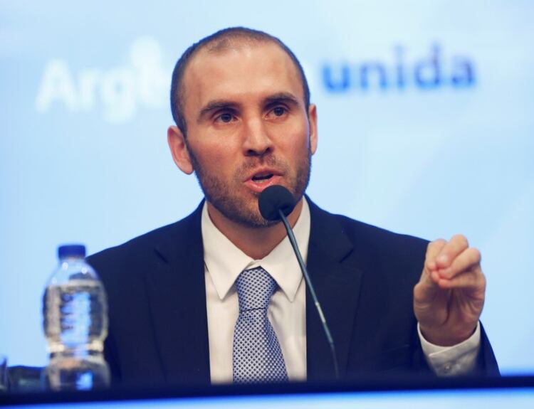 Foto de archivo. El ministro de Economía de Argentina Martín Guzmán ofrece una conferencia de prensa en Buenos Aires, Argentina, 11 de diciembre de 2019. REUTERS/Mariana Greif