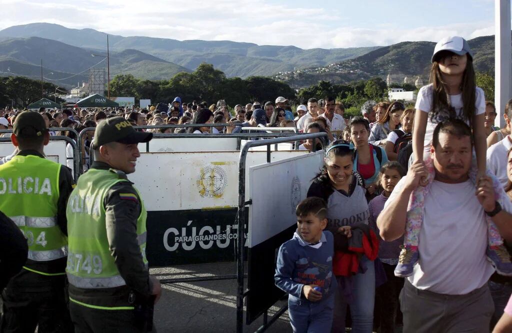 La cancillería colombiana informó que más de 35.000 venezolanos cruzaron la frontera (Reuters)