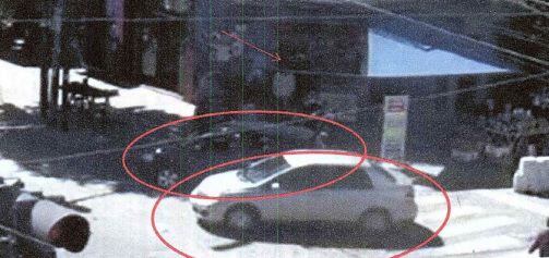 Un fotograma capturado por una cámara de seguridad callejera congela el momento en el que el Nissan sin identificación de los policías "marcan" el Volkswagen donde viajaban los futbolistas en el momento que habían frenado en un kiosco para comprar un jugo