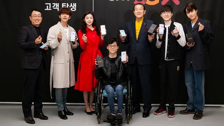 Yoo Young-sang (izquierda), director del negocio MNO de SK Telecom, posando con los primeros suscriptores de teléfonos inteligentes 5G de la empresa, los miembros del grupo K-pop EXO Baek-hyun (2ª izquierda) y Kai (derecha), el medallista olímpico Kim Yu-na (3ª izquierda), El jugador de deportes electrónicos “Faker” Lee Sang-hyeok (2ª derecha), el paracaidista Yoon Sung-hyuk (centro) y el suscriptor más antiguo de SK Telecom, Park Jae-won (3ª derecha), durante una ceremonia de lanzamiento de 5G en la sede de la empresa en Seúl. (AFP)