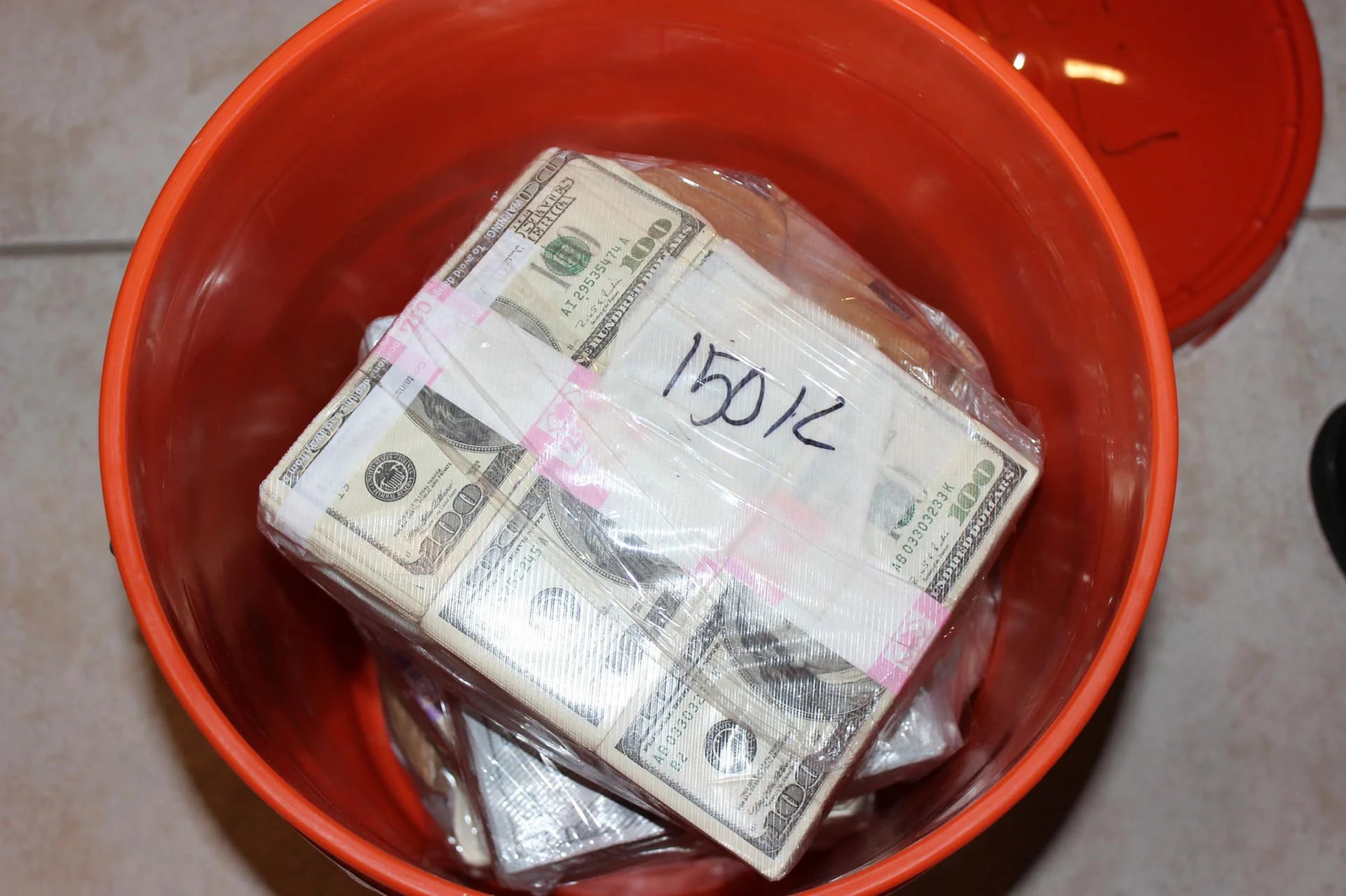 El dinero fue hallado en baldes de 19 litros de Home Depot (Miami Dade Police Department)