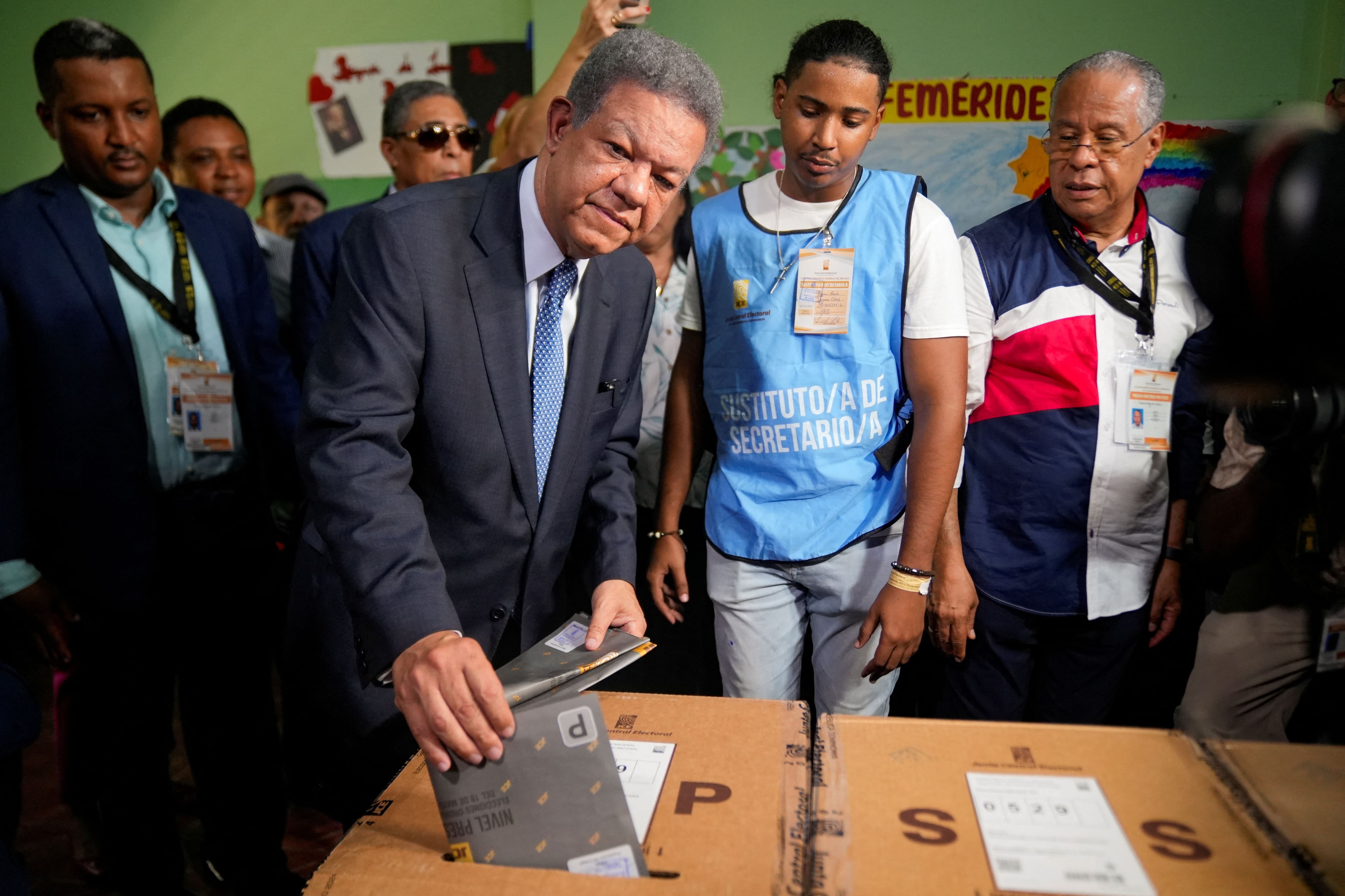 El candidato presidencial del partido Fuerza Popular Leonel Fernández vota el día de las elecciones presidenciales en Santo Domingo, República Dominicana, එම 19 de mayo de 2024. REUTERS/Fran Afonso