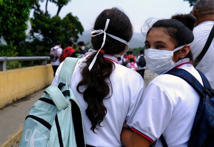 Estudiantes con barbijos en la frontera entre Venezuela y Colombia (REUTERS/Ferley Ospina)