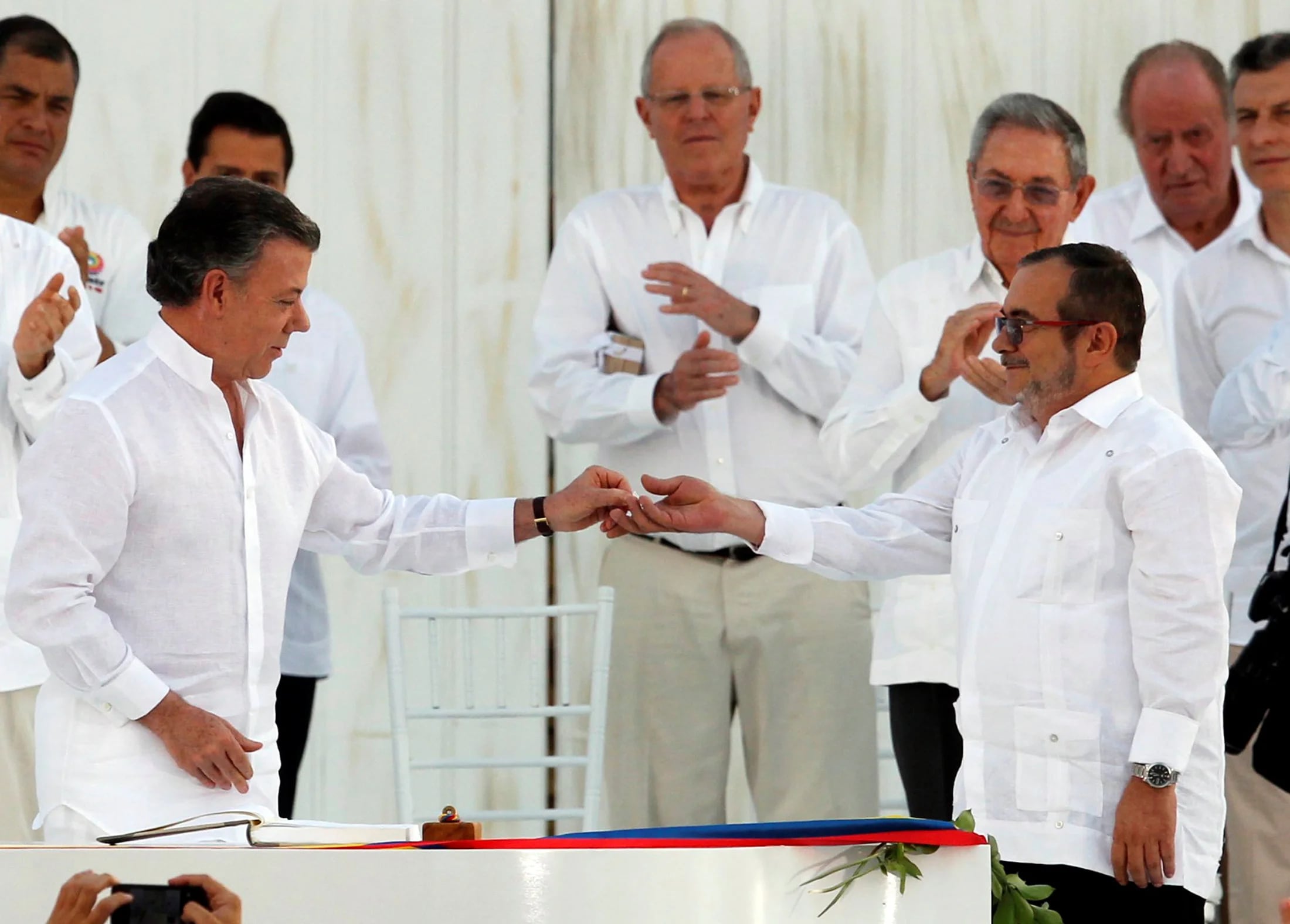Juan Manuel Santos y “Timochenko” en la firma del acuerdo de paz (Reuters)