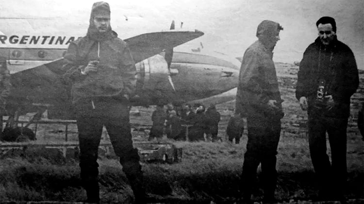 Integrantes del comando CÃ³ndor y el periodista con su cÃ¡mara colgada cuando aterrizaron en Malvinas en 1966Â Â (CrÃ©dito: HÃ©ctor Ricardo GarcÃ­a/Diario CrÃ³nica)