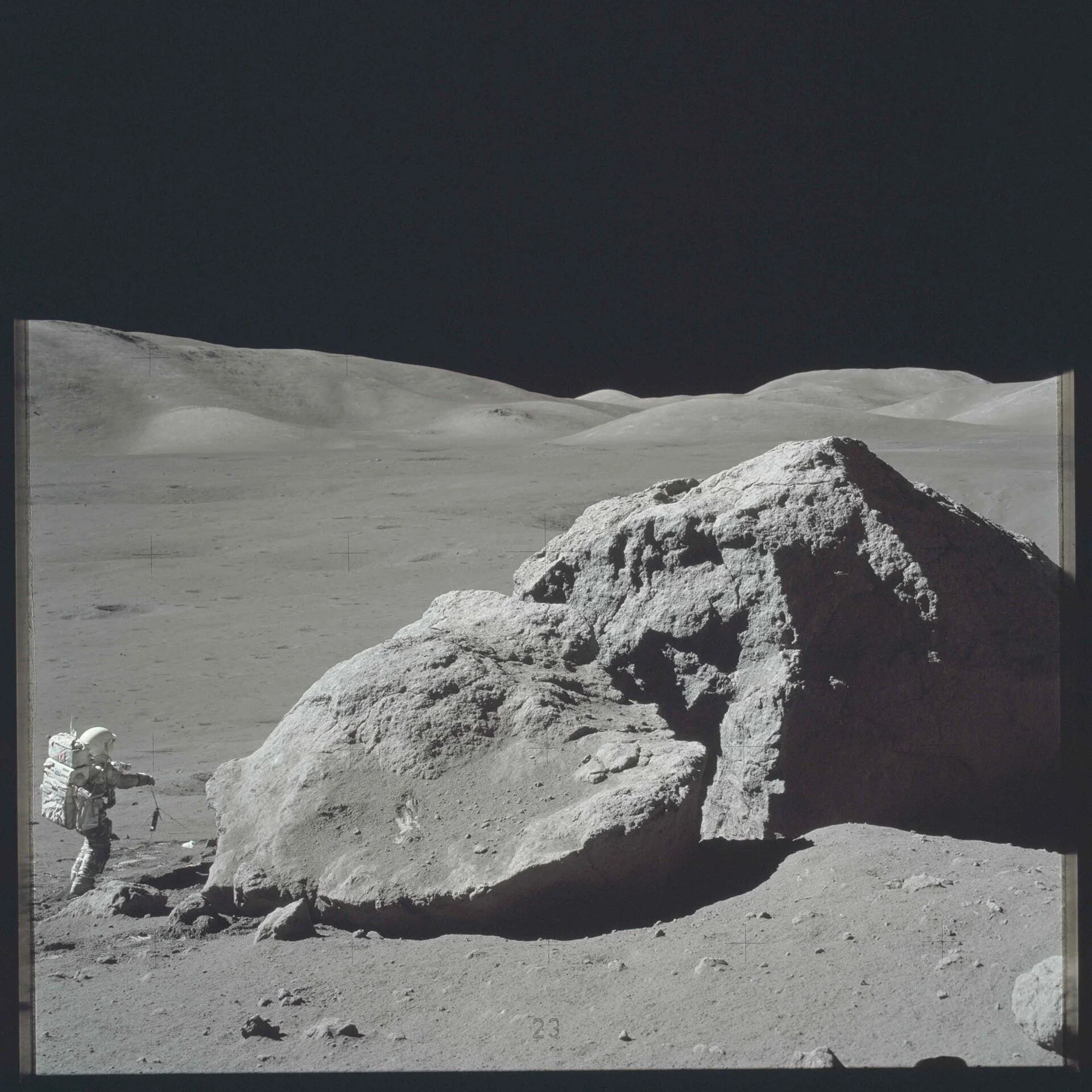 Harrison H. Schmitt es fotografiado junto a una enorme piedra, durante la misión Apolo 17, el 13 de diciembre de 1972 (Reuters)