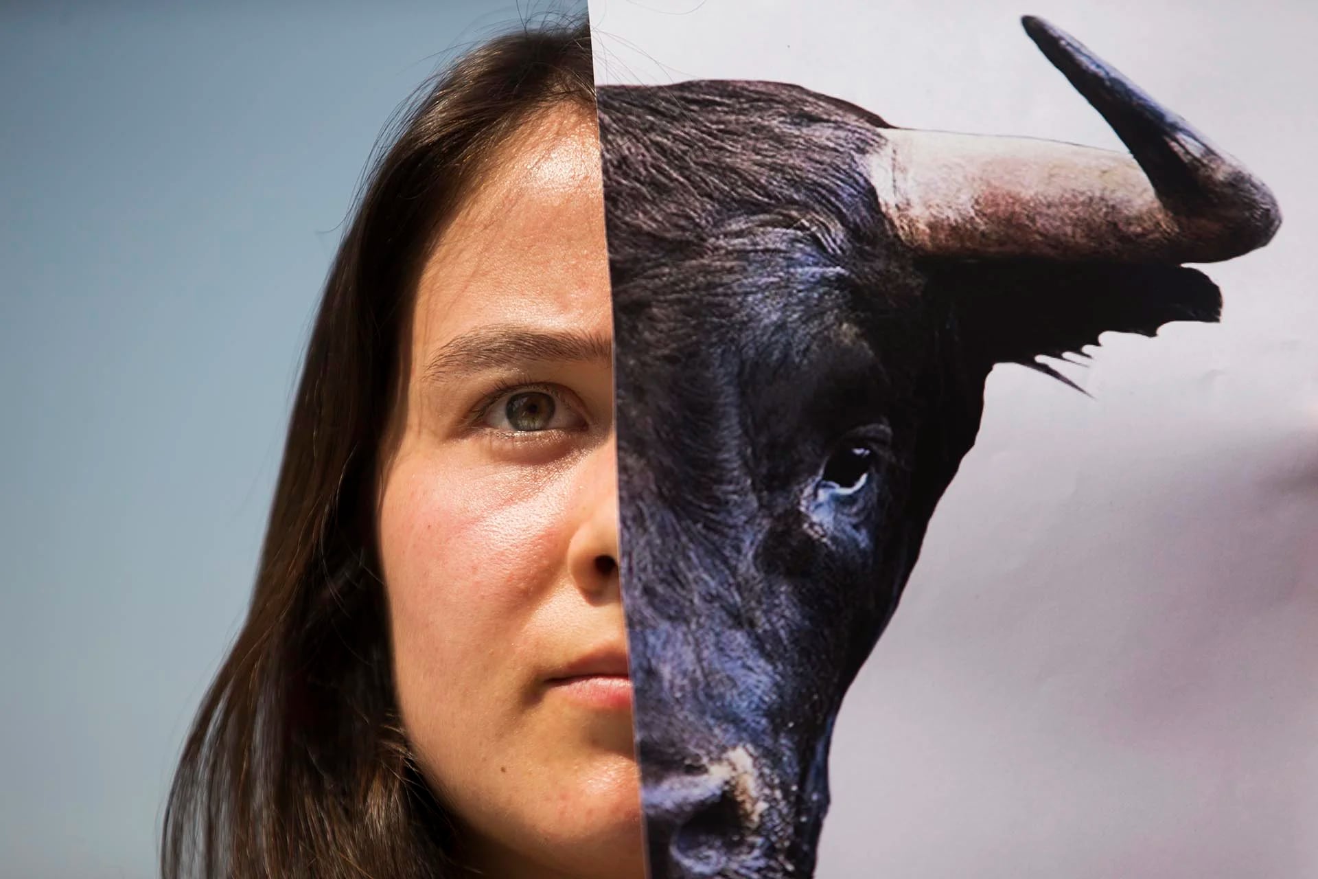 Una mujer sostiene una foto de un toro durante una protesta contra las corridas de toros en Madrid