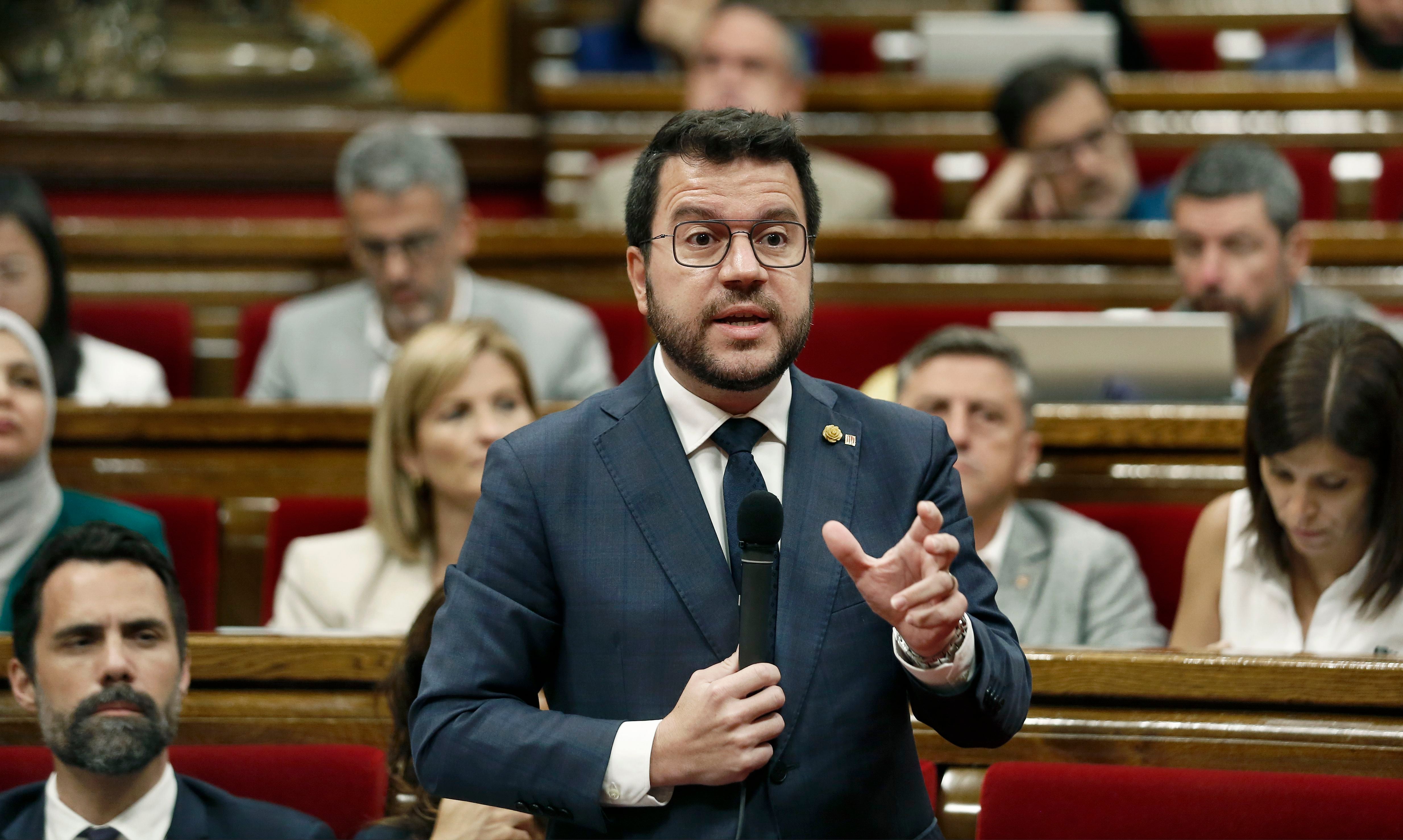 El presidente de la Generalitat, Pere Aragonès, interviene en el pleno del Parlament donde se celebra la sesión de control al Govern, la primera desde las elecciones generales del pasado domingo.