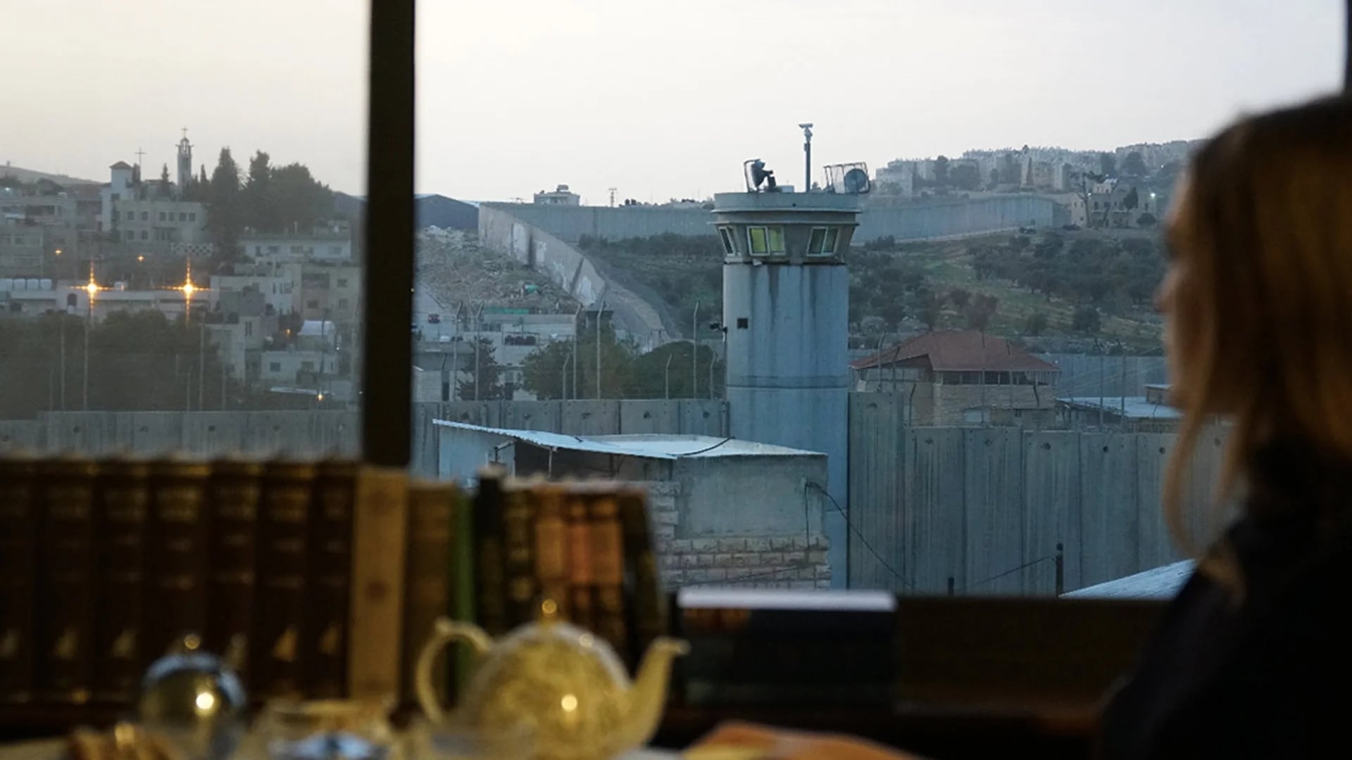 Desde las ventanas, se logra observar el muro y parte de Israel (Walled Off Hotel)