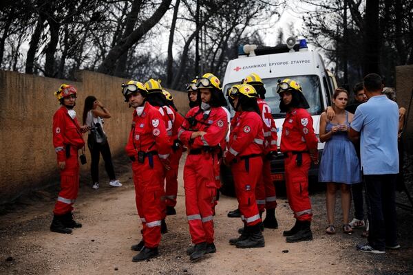 Socorristas en el lugar en el que fueron encontrados los cuerpos en Mati (REUTERS/Alkis Konstantinidis