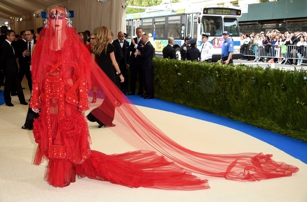 Katy Perry, co-anfitriona de la gala 2017 fue el centro de las miradas con un extravagante vestidoÂ  de John Galliano para Maison Margiela. SiguiÃ³ la temÃ¡tica sugerida:Â Rei Kawakubo/Comme des GarÃ§on