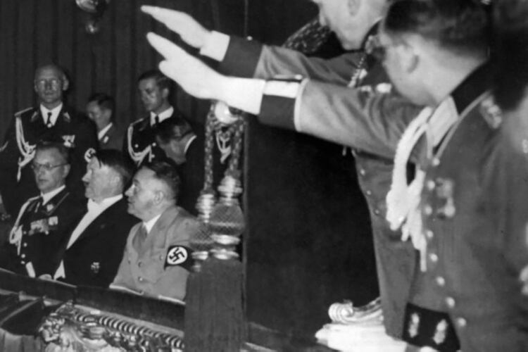 Martin Bormann durante un concierto en Viena, junto a Hitler