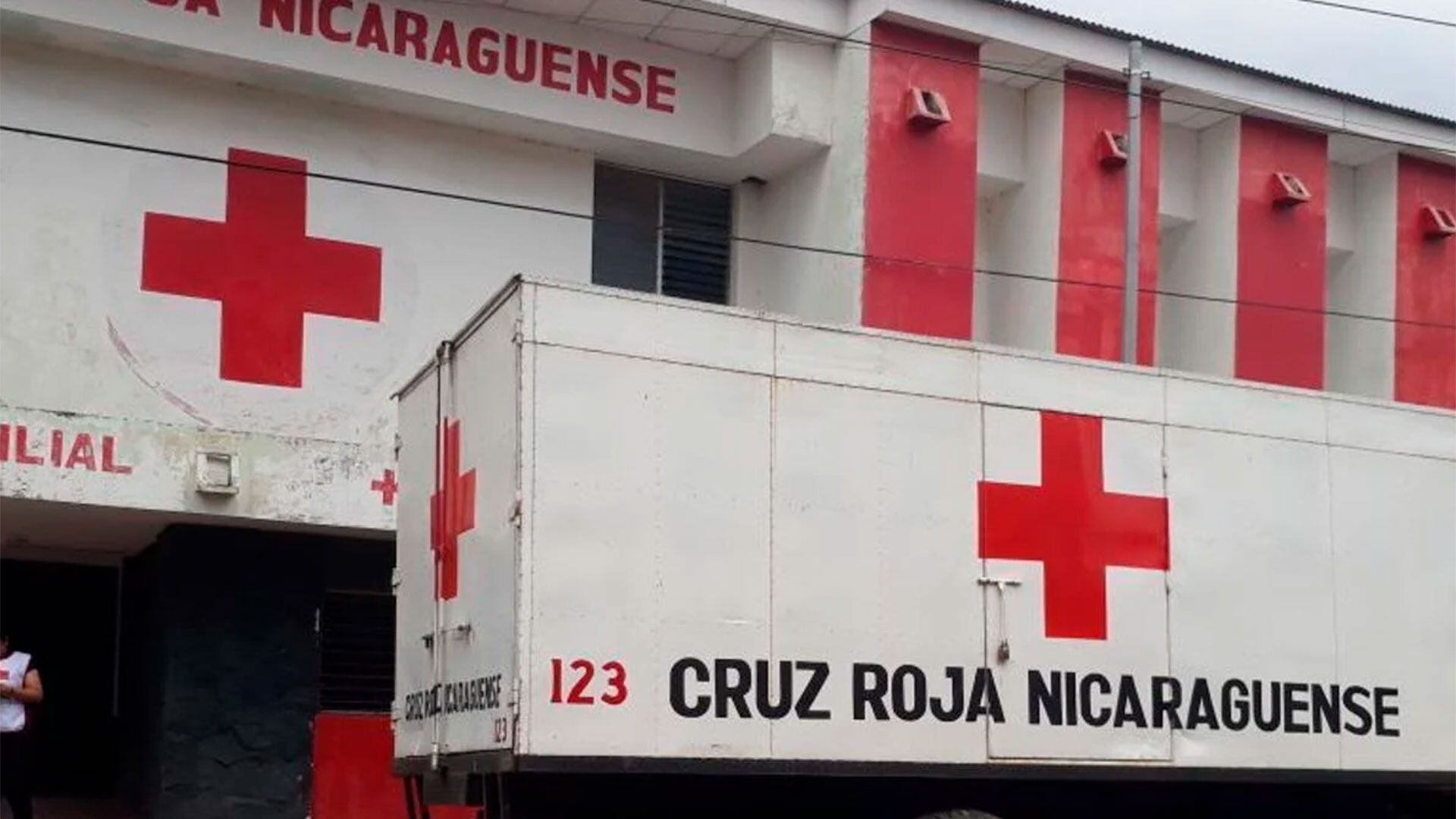 Ortega también ordenó la creación de una nueva “Cruz Roja Nicaragüense”, adscrita al Ministerio de Salud, y que todo el patrimonio, bienes y acciones que a la fecha pertenezcan a la Cruz Roja Nicaragüense pasen a ser propiedad del Estado y administrados por la nueva organización humanitaria estatal.