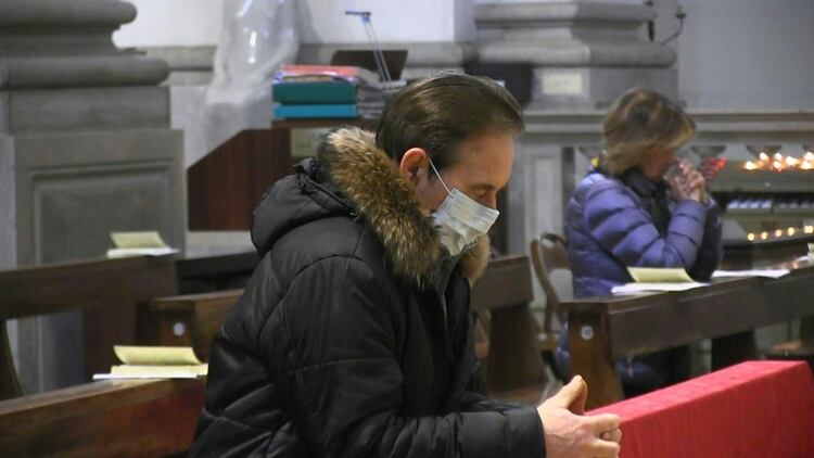 Fieles privados de las misas, un papa que se expresa por video, funerales y bodas restringidas: los católicos se ajustan a las medidas impuestas contra el nuevo coronavirus en Italia, donde las reuniones públicas están prohibidas.