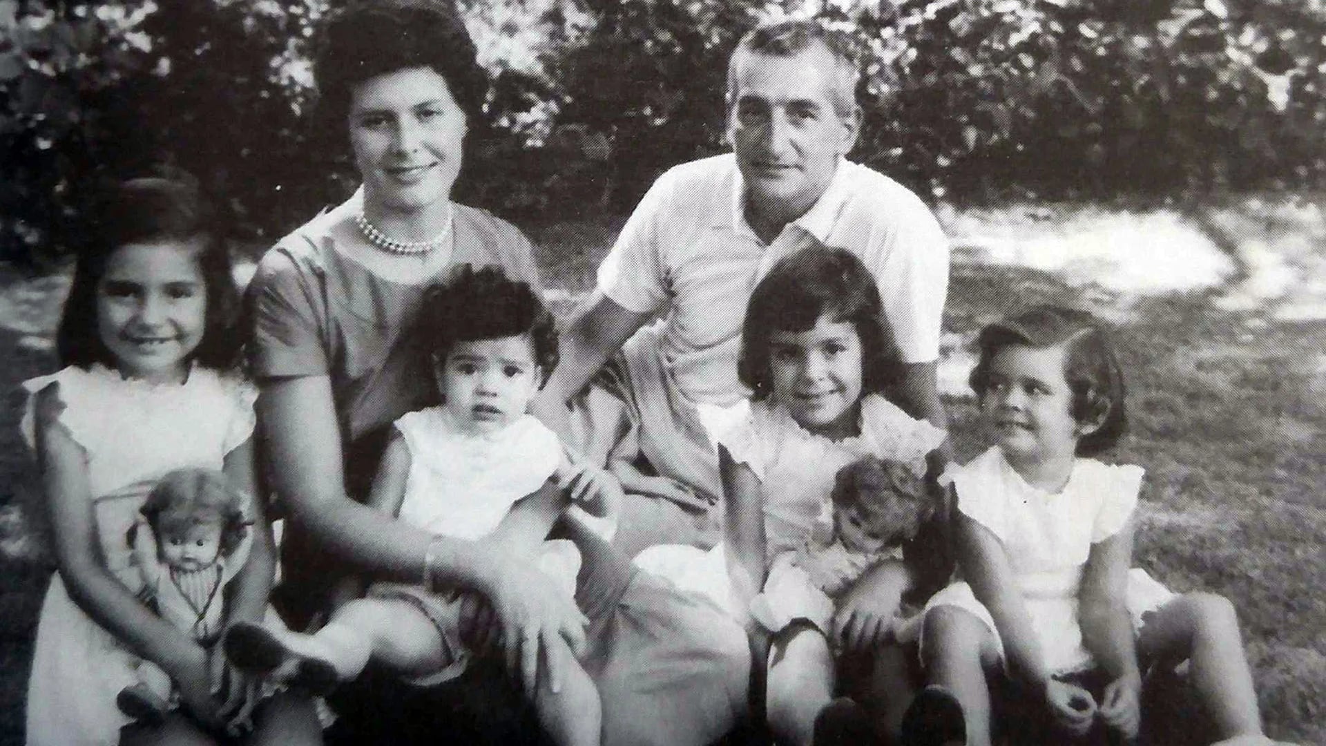 Estela, Beatriz, Marina y Diana de pequeñas junto a sus padres, Elsa y Héctor Oesterheld. Marina (18) y Diana (24) estaban embarazadas. Beatriz tenía 19 años y Beatriz, 25.