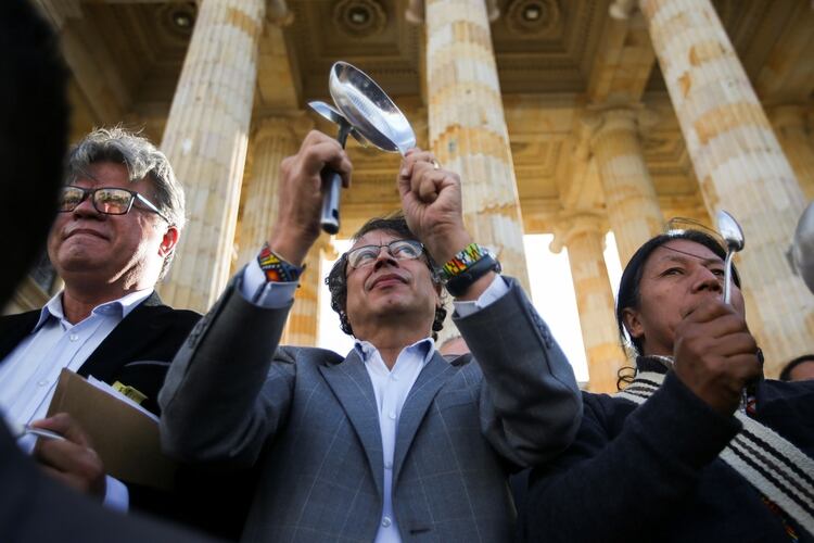 El senador Gustavo Petro, uno de los principales líderes de la oposición en Colombia, se unió al cacerolazo a las afueras del Congreso. 