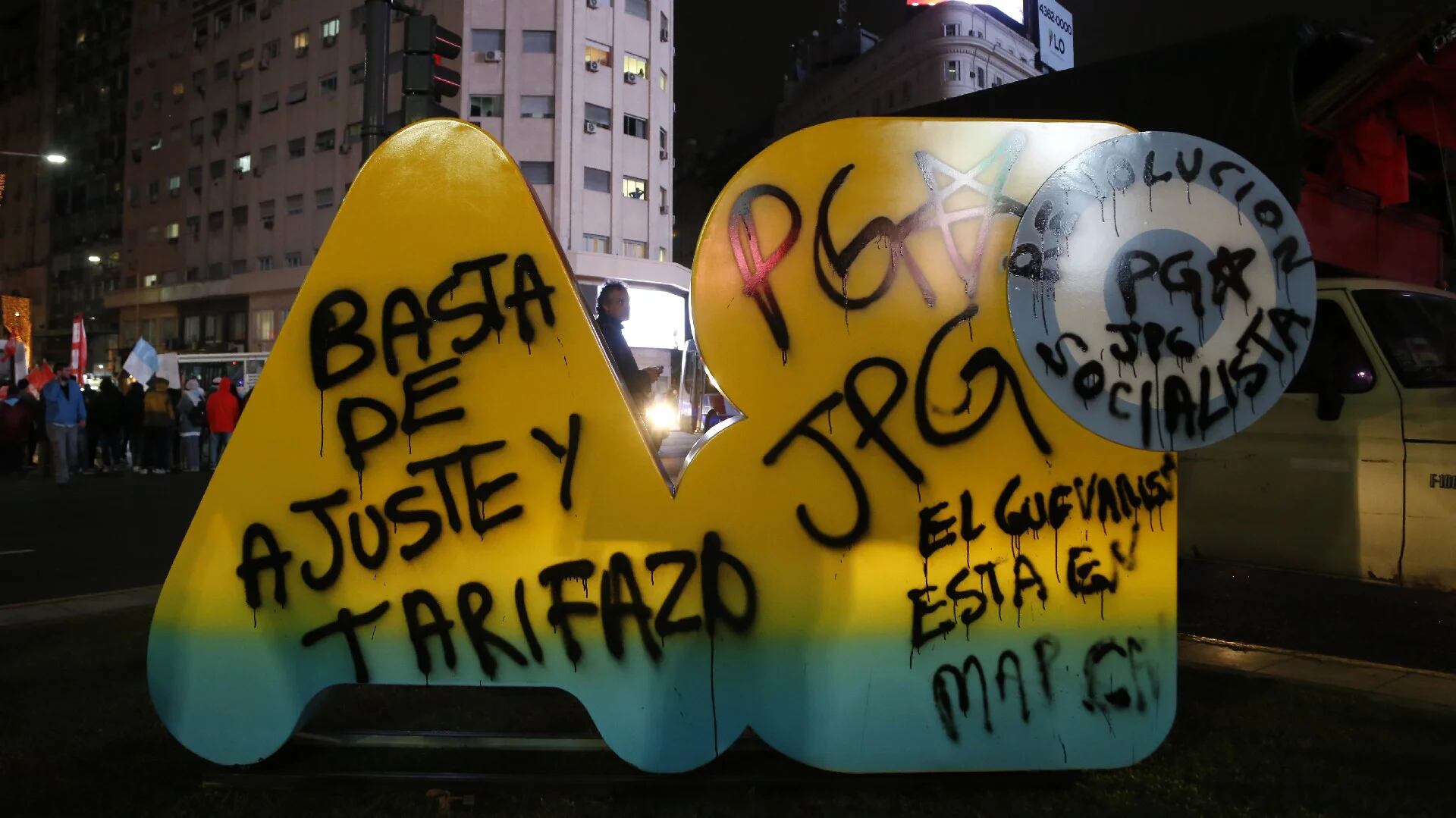 Pintadas en los carteles de propaganda de la Ciudad de Buenos Aires, donde gobierno el macrismo (Nicolás Aboaf)
