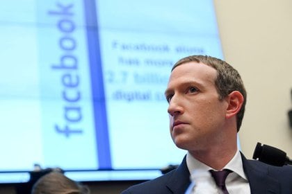 El presidente ejecutivo de Facebook , Mark Zuckerberg, durante una audiencia en la Comisión de Servicios Financieros de la Cámara de Representantes, en Washington (REUTERS/Erin Scott)
