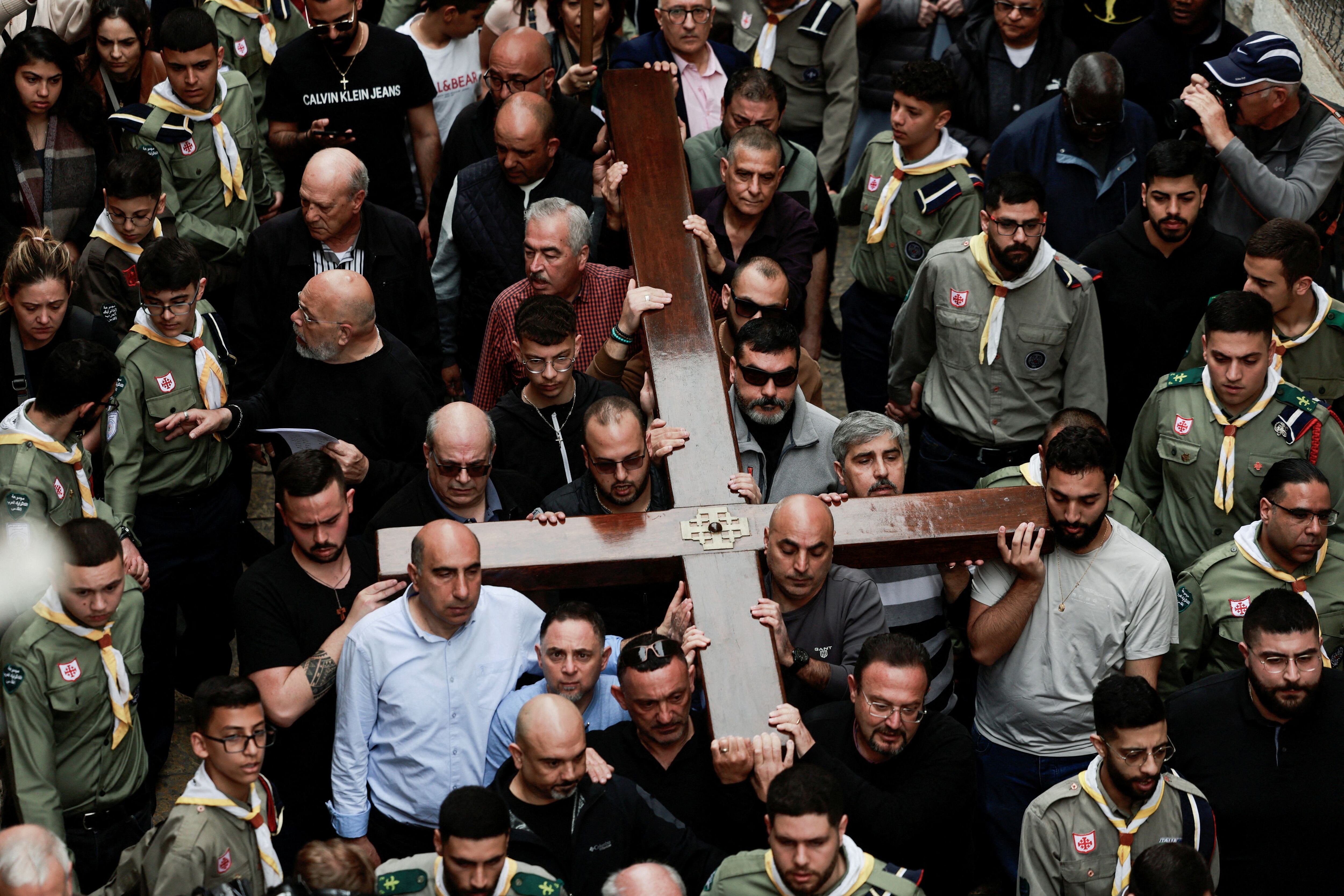 Los fieles allí presentes manifestaron su tristeza por la guerra (REUTERS)