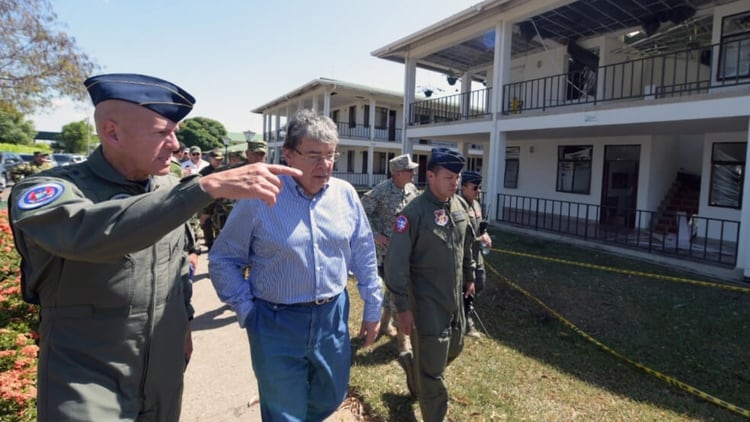 El ministro de defensa, Carlos Holmes Trujillo, visitó la zona junto a la cúpula militar, entre quienes estaban el comandante de la Fuerza Aérea, general Ramsés Rueda (izq.) Cortesía MinDefensa