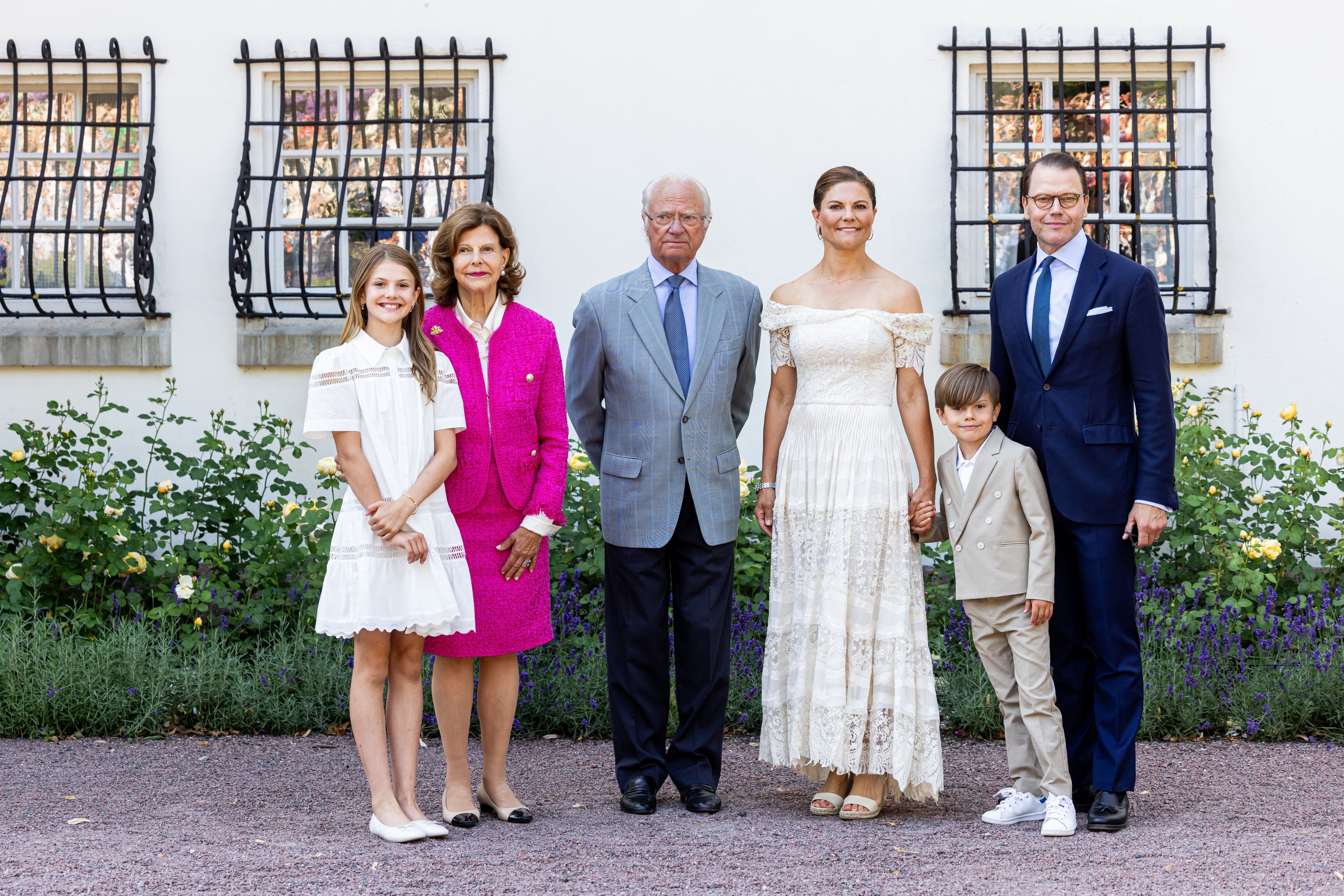 La princesa Estelle, tercera en la sucesión al trono, la reina Silvia, el rey Carl Gustaf, la princesa heredera Victoria, el príncipe Óscar y el príncipe Daniel en el castillo de Solliden   (Foto de Patrick van Katwijk/Getty Images)