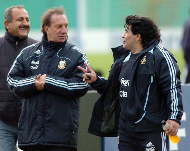 Las manos adelante. La pose que Bilardo aceptÃ³ que âcopiÃ³â de Escobar y RodrÃ­guez Orejuela para las flashes (Foto: NA)