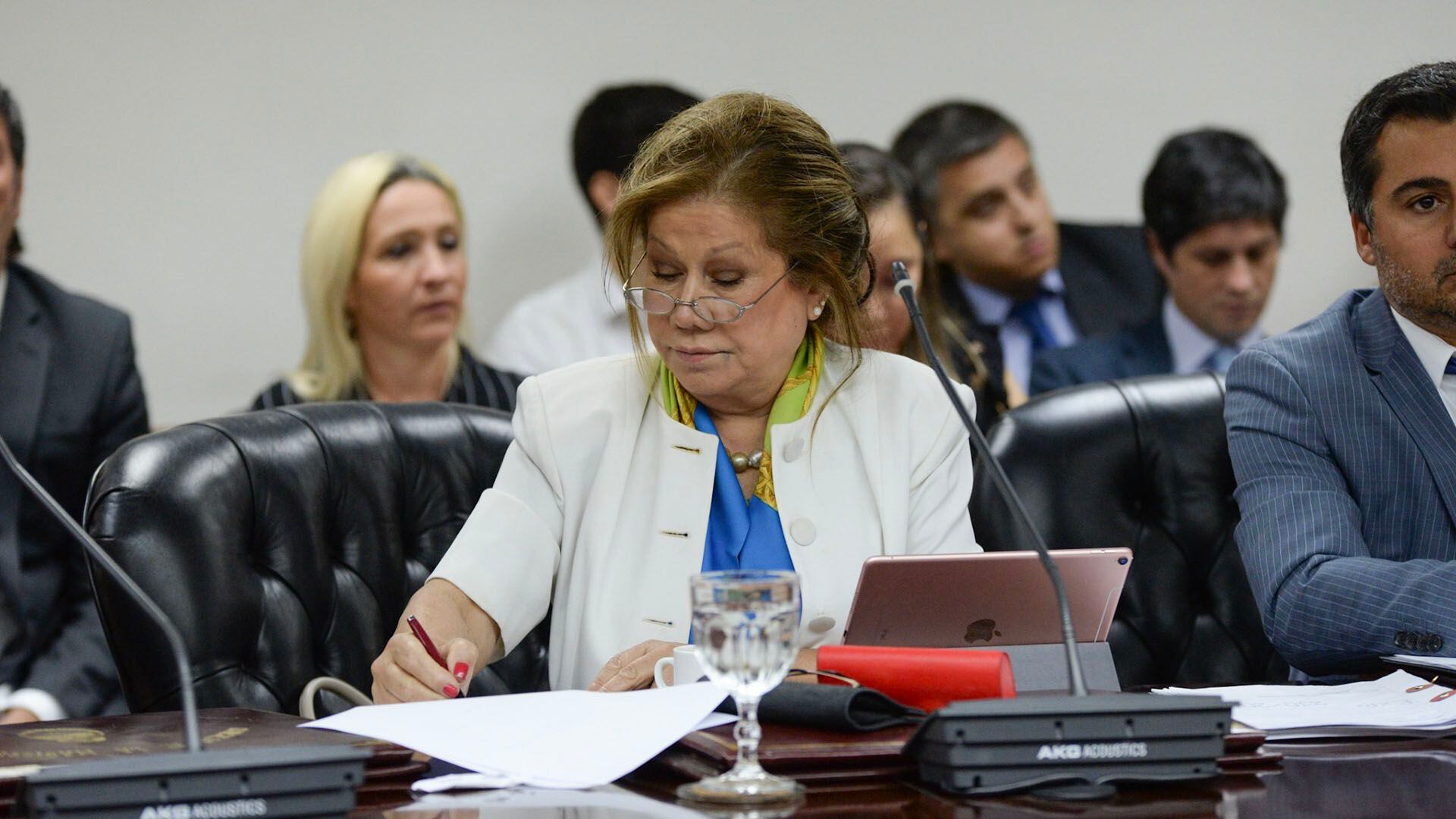 Graciela Camaño (Julieta Ferrario)