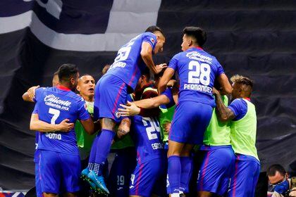 Con un abultado marcador a favor conseguido en el Estadio Azteca, Cruz Azul avanzó a los cuartos de final de la Concachampions (Foto: José Méndez/EFE)