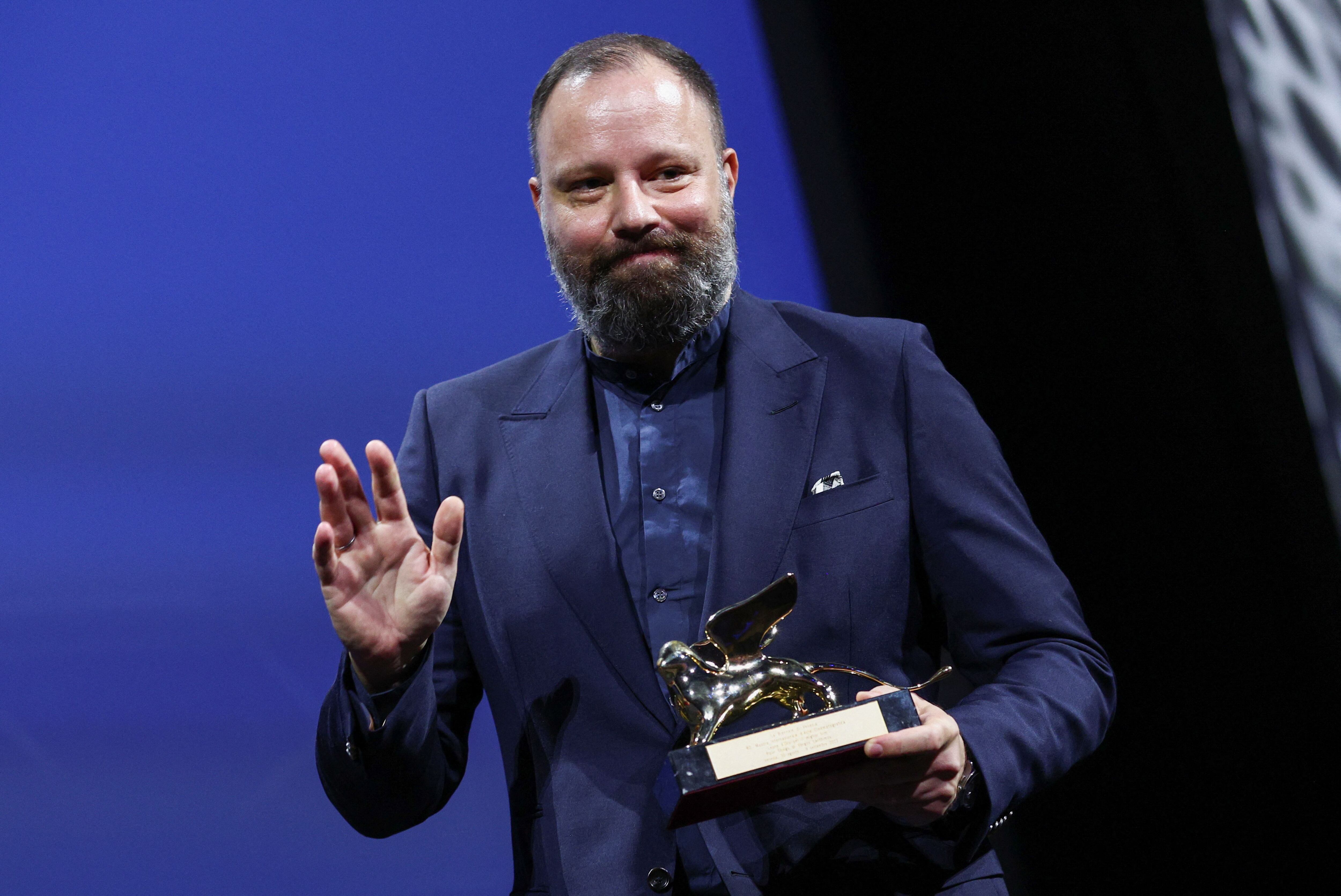 El director Yorgos Lanthimos sostiene el León de Oro otorgado a la mejor película del Festival de Venecia. (Créditos: REUTERS/Guglielmo Mangiapane)