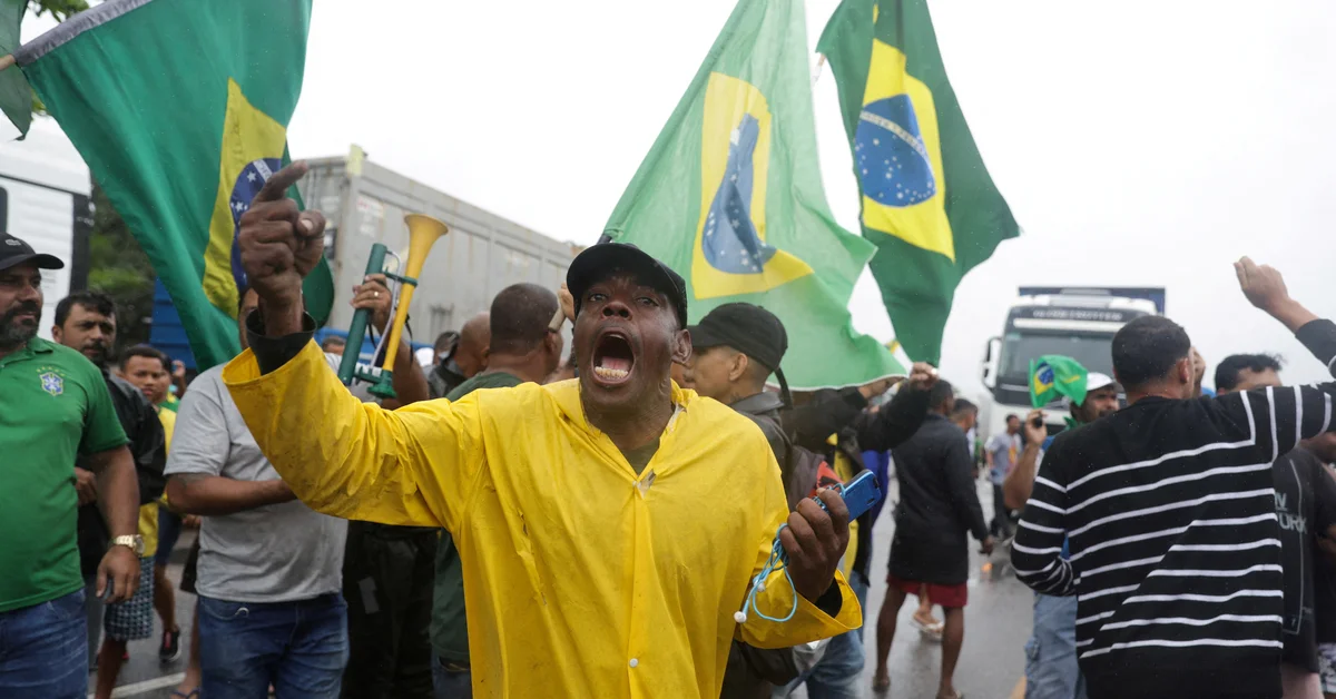 Mehr als 150 Autobahnen werden in Brasilien noch immer von den Bolsonaros blockiert, die das Wahlergebnis nicht akzeptieren.