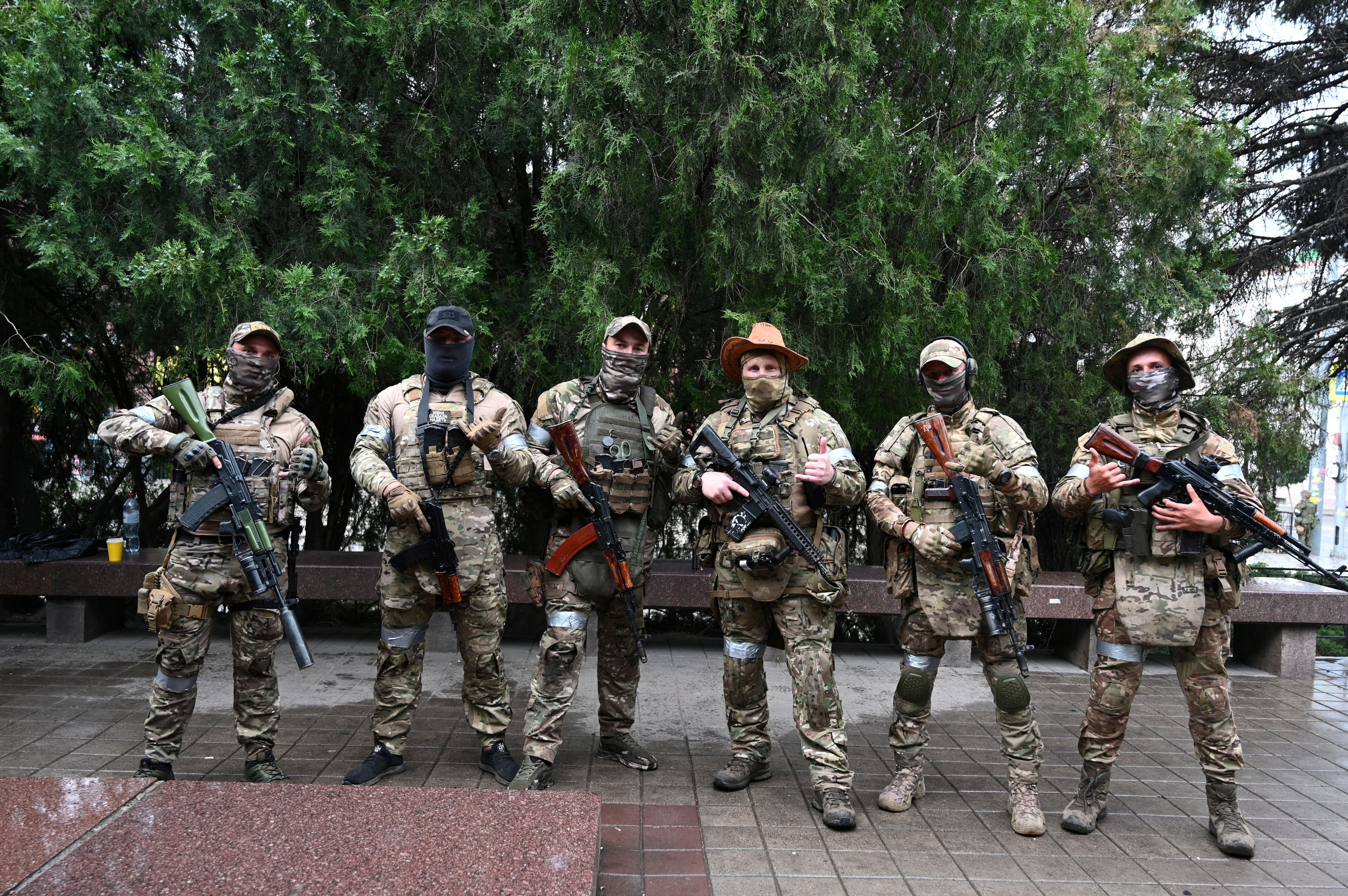 Combatientes del grupo mercenario privado Wagner posan para una foto en la ciudad de Rostov del Don, Rusia, el 24 de junio de 2023 (REUTERS/Stringer)