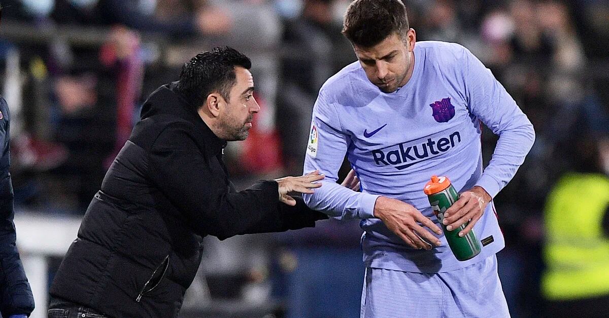 Trapelato il duro incrocio tra Xavi Hernandez e Pique nello spogliatoio del Barcellona: ‘Giocherai di meno’