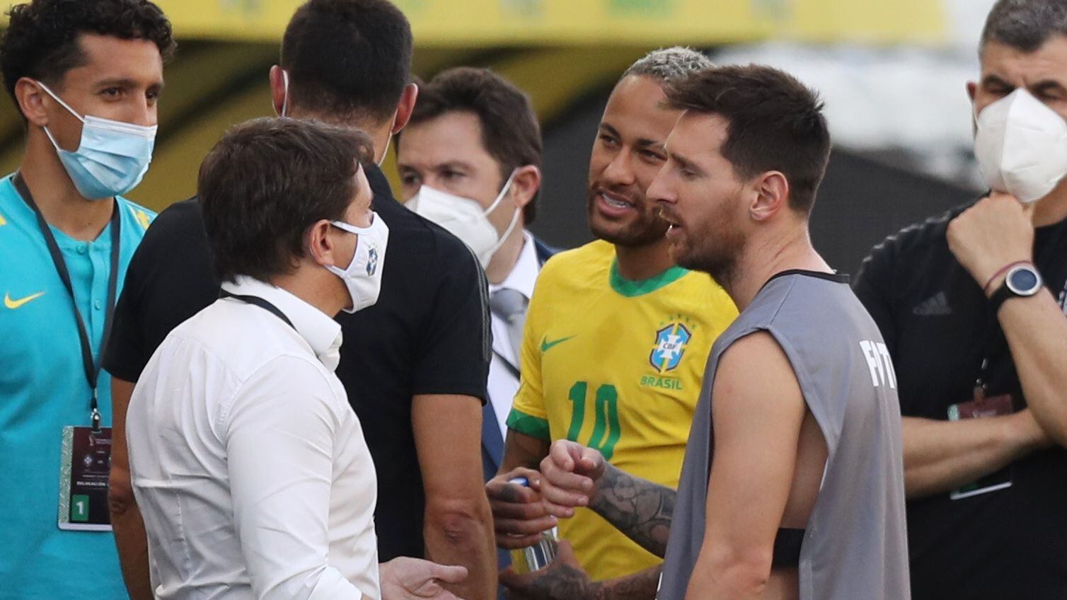 Lionel Messi y Neymar dialogan tras la interrupción del partido entre Brasil y Argentina (REUTERS/Amanda Perobelli)
