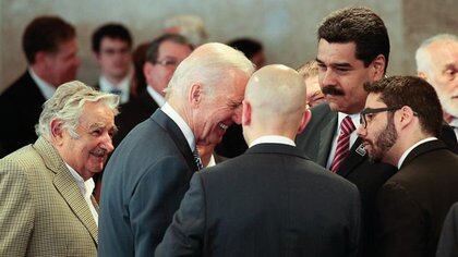 Joe Biden y Nicolás Maduro, durante un breve encuentro en 2015 en Brasilia, en la asunción de Dilma Rousseff de su segundo mandato como Presidente
