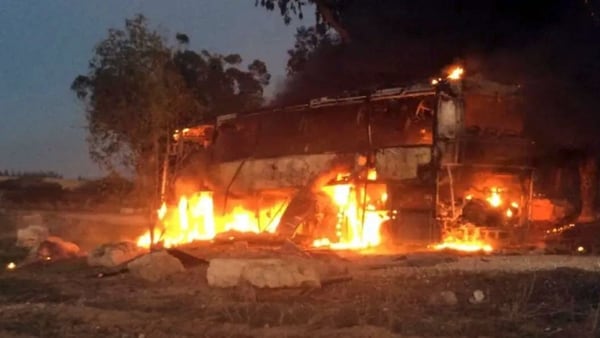Los restos del autobús atacado (FDI)
