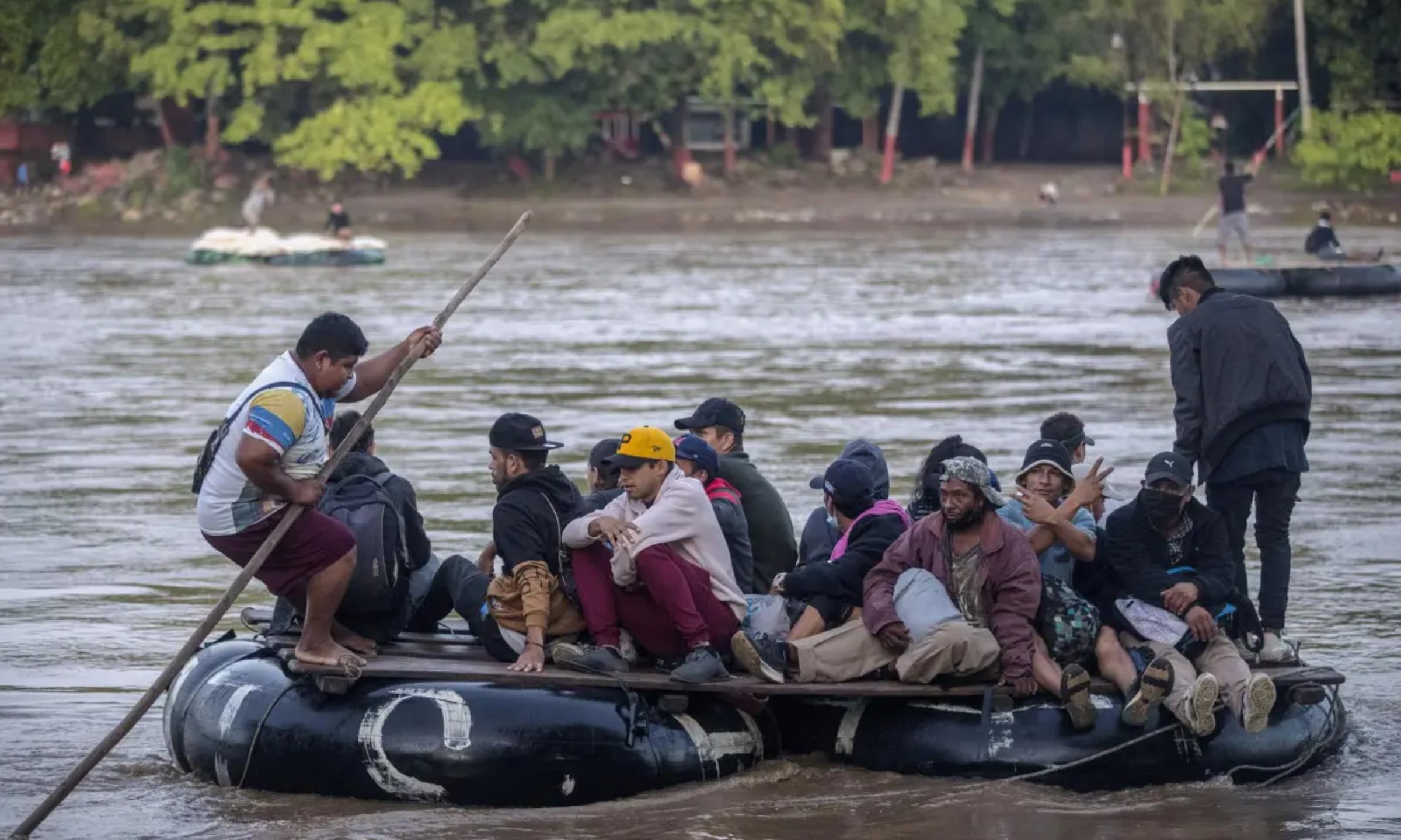 Los migrantes deben arriesgar su vida atravesando el río Suchiate - crédito EFE