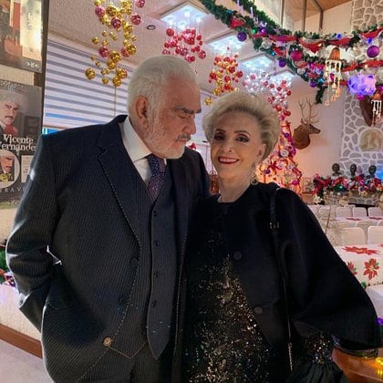 Vicente Fernández y su esposa crecieron juntos pues sus familias son muy allegadas (Foto: Instagram @vicentefernandez)