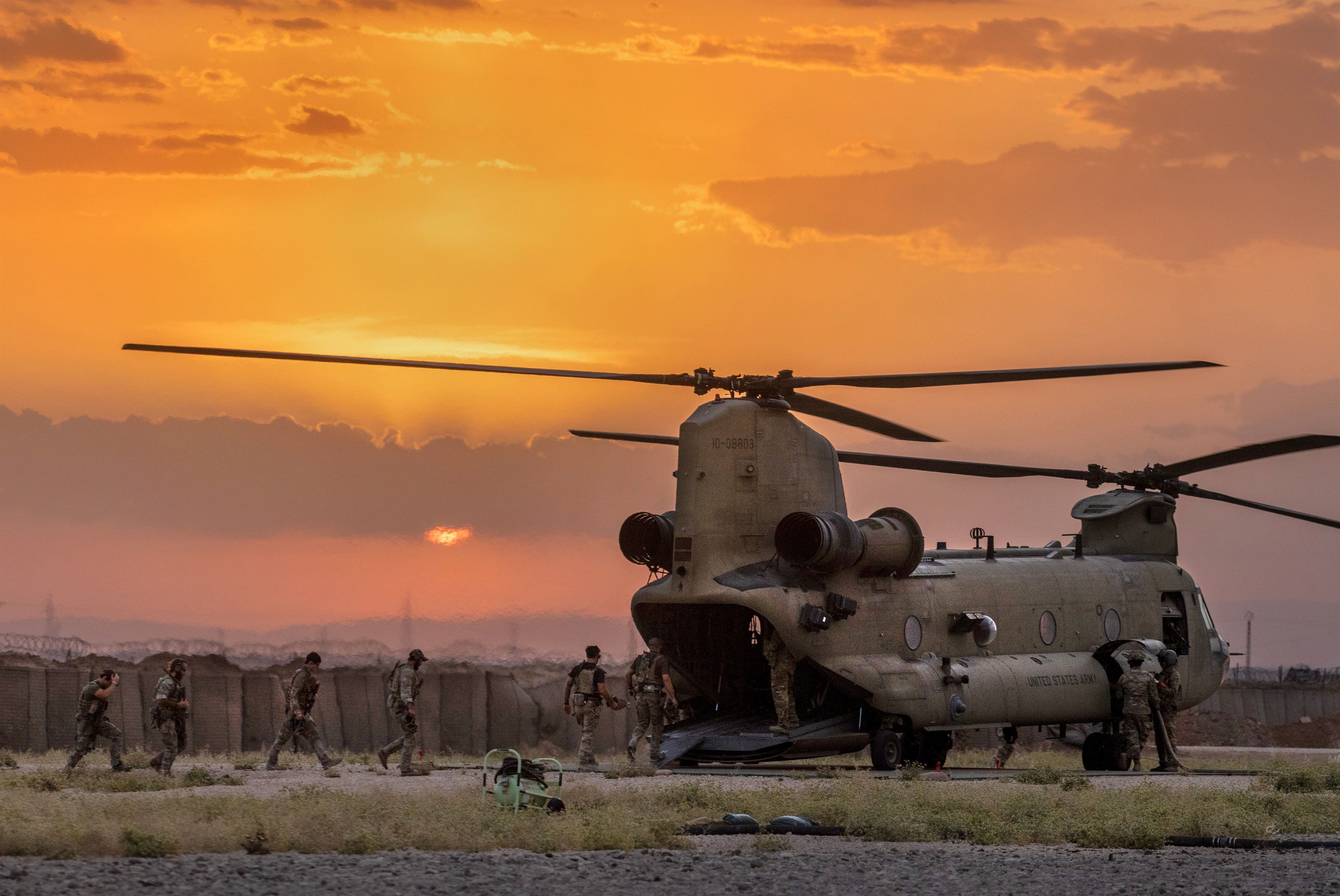 25-05-2021 Soldados del Ejército de EEUU abordan un helicóptero Chinook CH-47 mientras parten de un puesto de combate remoto conocido como RLZ, cerca de la frontera turca en el noreste de Siria.POLITICA JOHN MOORE