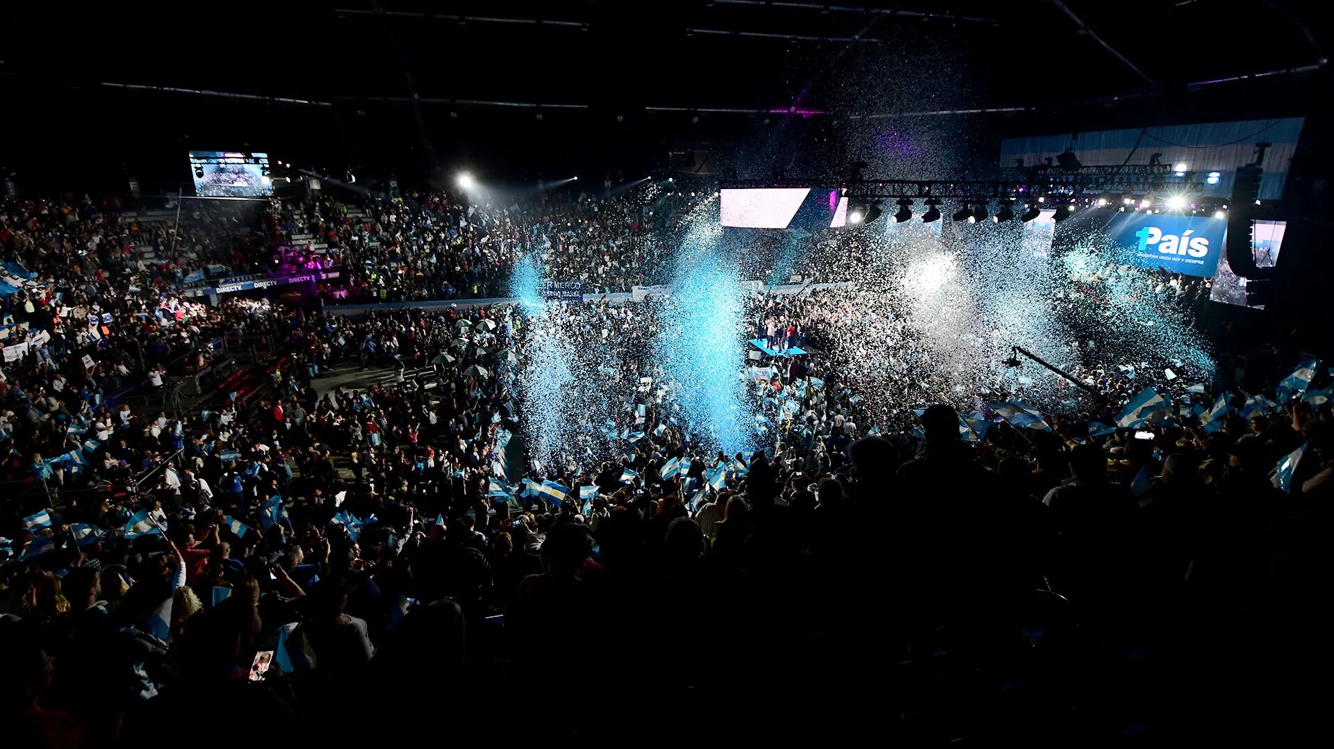 Miles de personas acompañaron a Massa y Stolbizer en el estadio DirecTV Arena (Amilcar Orfali)