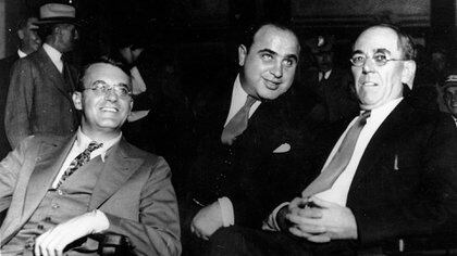 Al Capone en la Corte federal de Chicago en 1931, junto a sus abogados Michael Ahern y Albert Fink (AP)