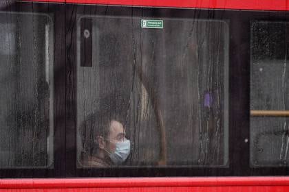 Un hombre usando una mascarilla protectora en un autobús en Londres, Reino Unido, el 30 de abril de 2020 (REUTERS/Toby Melville/Archivos)