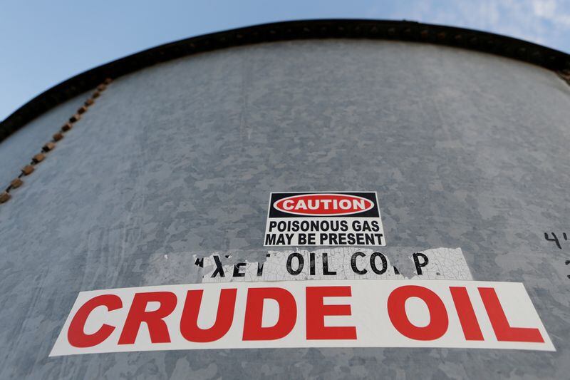 ARCHIVO. Vista de un tanque de almacenamiento de crudo en el condado Loving en Texas, REUTERS/Angus Mordant